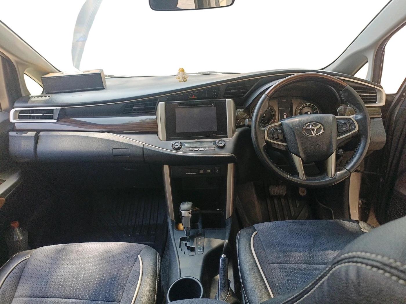 2017 Toyota Innova Crysta 2.8 ZX AT 7 STR, Diesel, Automatic, 2,52,112 km, interior