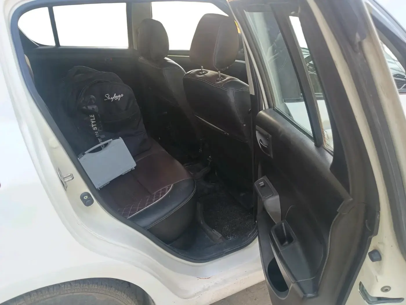 2017 Maruti Swift LXI (O), CNG, Manual, 77,287 km, interior
