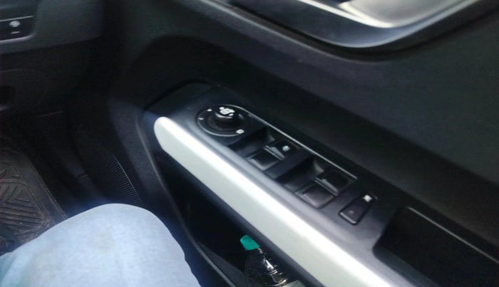 2021 Tata PUNCH CREATIVE  1.2 RTN DUAL TONE, Petrol, Manual, 1,11,643 km, interior