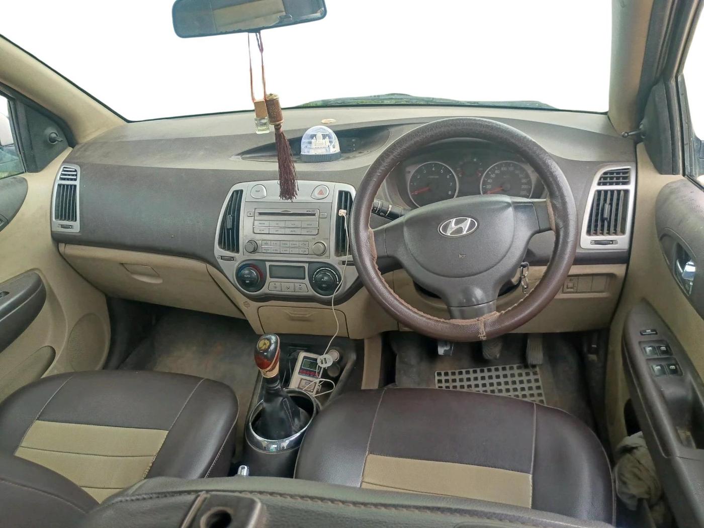 2012 Hyundai i20 MAGNA 1.2, Petrol, Manual, 1,00,753 km, interior
