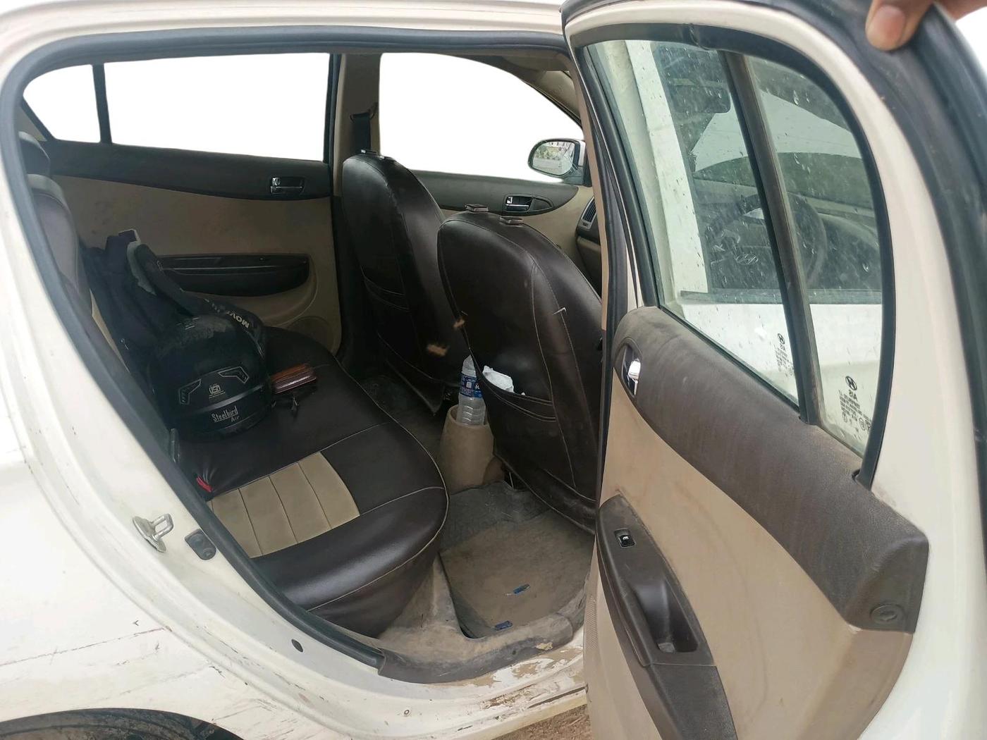 2012 Hyundai i20 MAGNA 1.2, Petrol, Manual, 1,00,753 km, interior