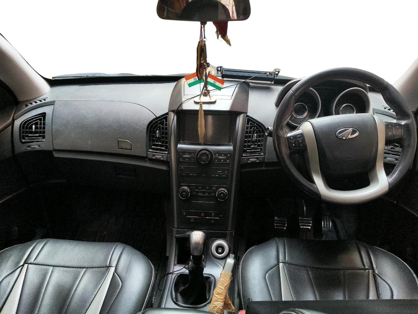 2018 Mahindra XUV500 W10, Diesel, Manual, 1,39,616 km, interior