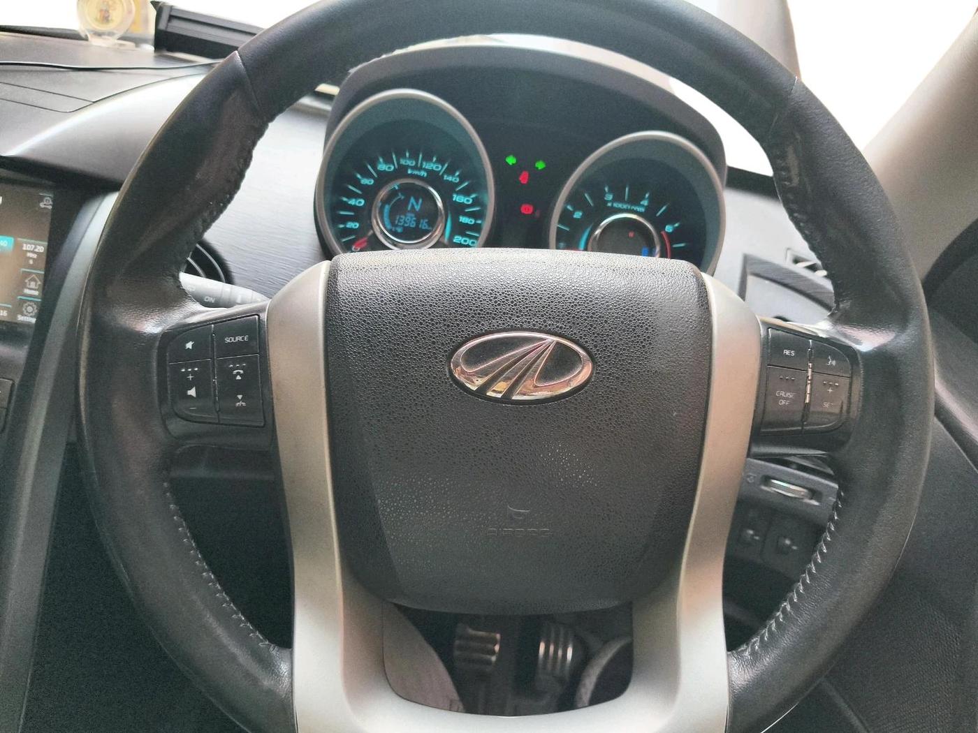 2018 Mahindra XUV500 W10, Diesel, Manual, 1,39,616 km, interior