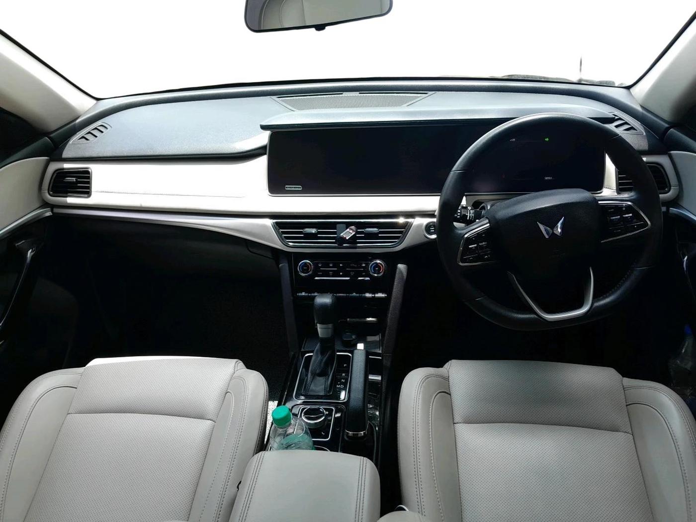 2024 Mahindra XUV700 AX 7 D AT 7 STR, Diesel, Automatic, 58,193 km, interior