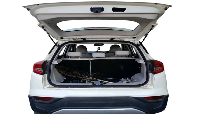 2023 Mahindra XUV300 W8 (O) 1.2 PETROL AMT, Petrol, Automatic, 24,476 km, exterior