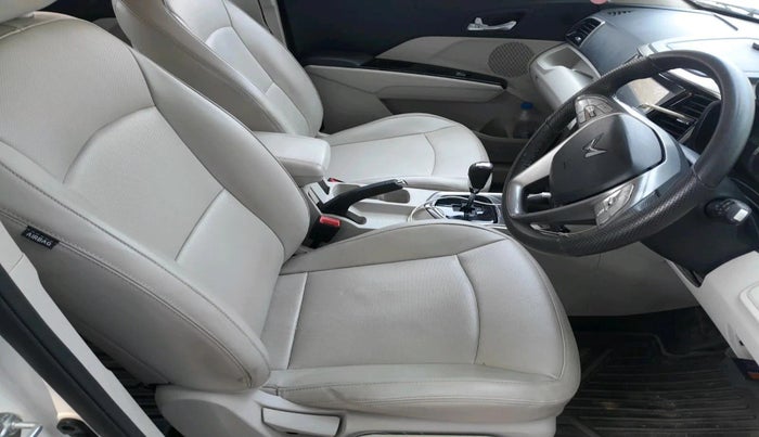 2023 Mahindra XUV300 W8 (O) 1.2 PETROL AMT, Petrol, Automatic, 24,476 km, interior