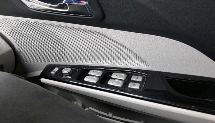 2023 Mahindra XUV300 W8 (O) 1.2 PETROL AMT, Petrol, Automatic, 24,476 km, interior