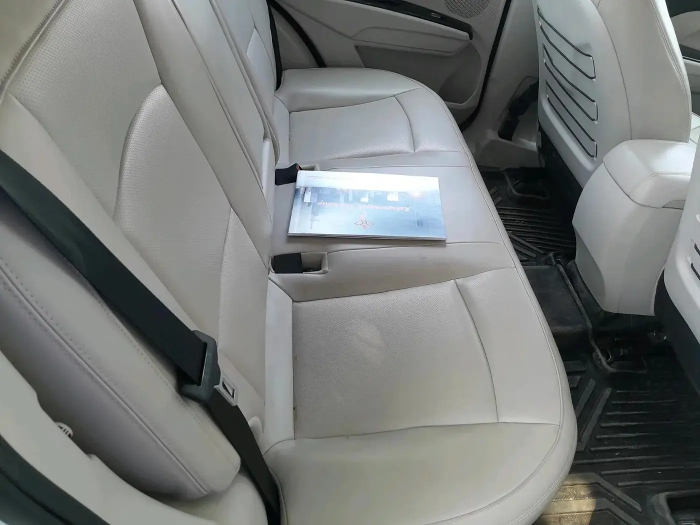 2023 Mahindra XUV300 W8 (O) 1.2 PETROL AMT, Petrol, Automatic, 24,476 km, interior