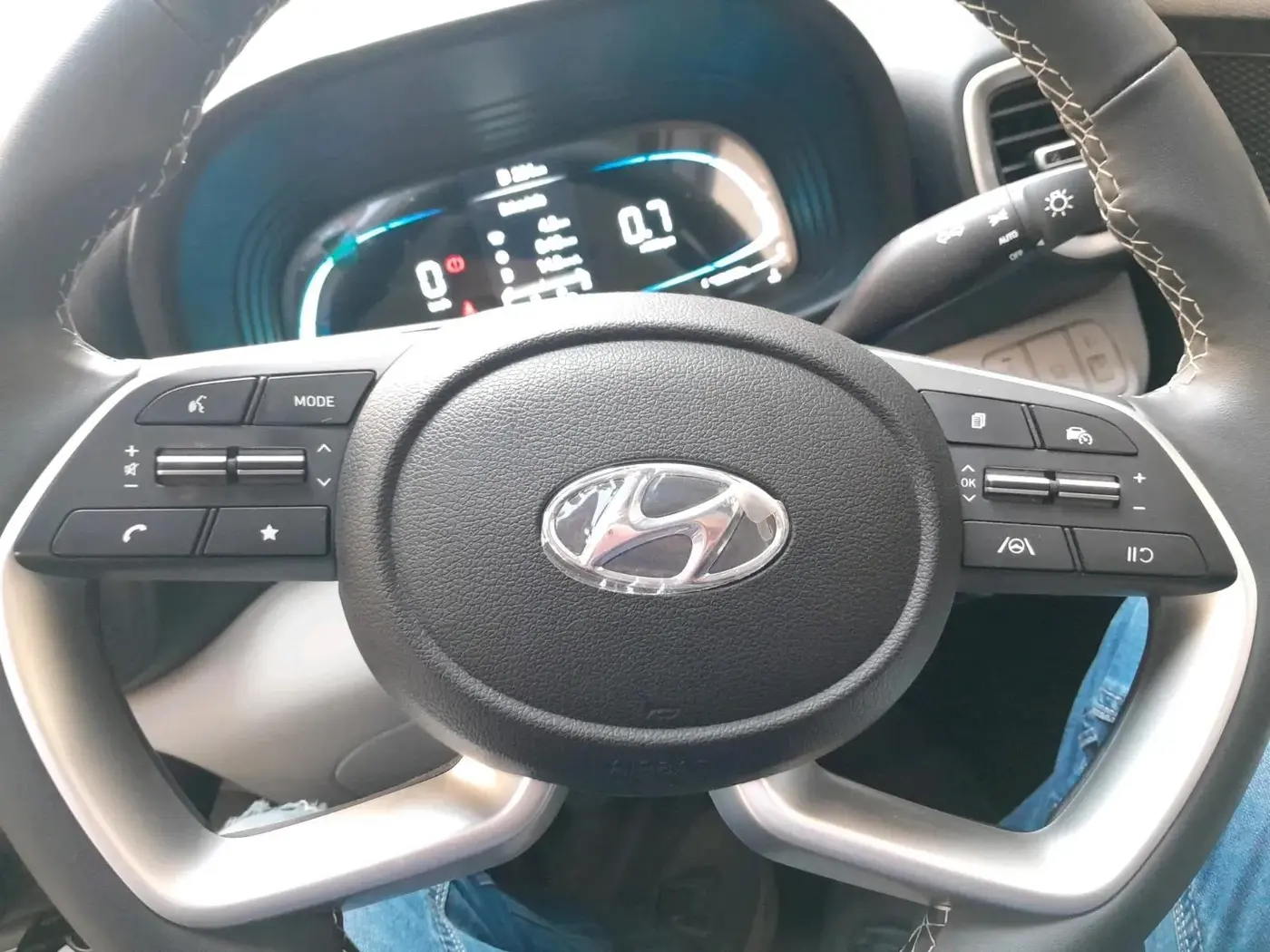 2025 Hyundai VENUE SX (O) 1.5 CRDI, Diesel, Manual, 8,100 km, interior