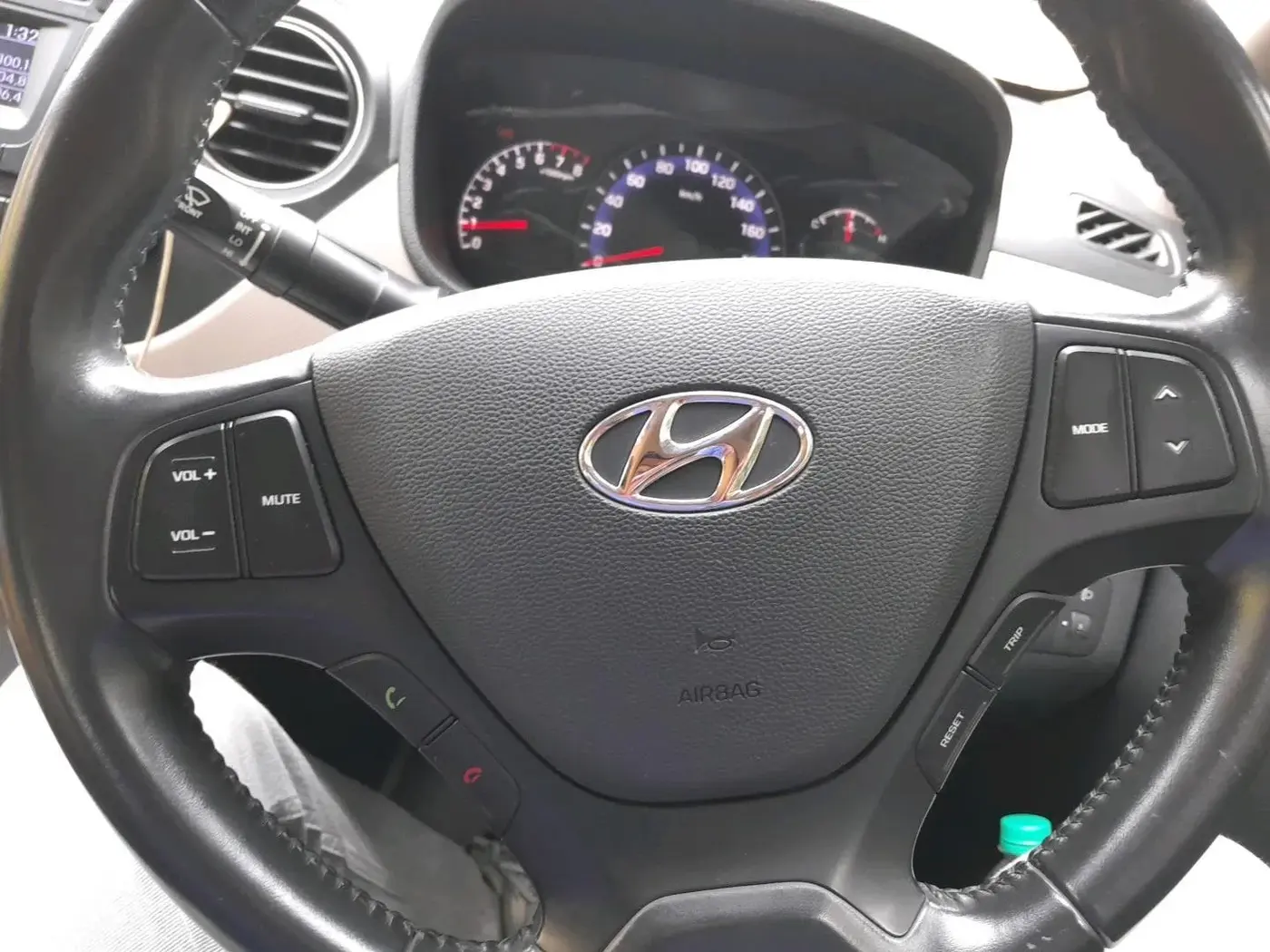 2014 Hyundai Xcent SX 1.2 (O), Petrol, Manual, 32,099 km, interior
