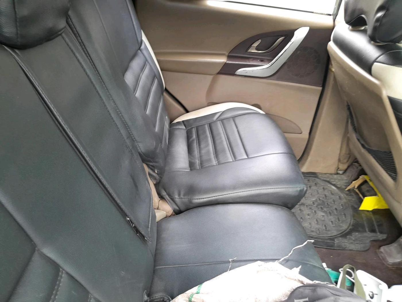 2011 Mahindra XUV500 W6, Diesel, Manual, 1,89,932 km, interior