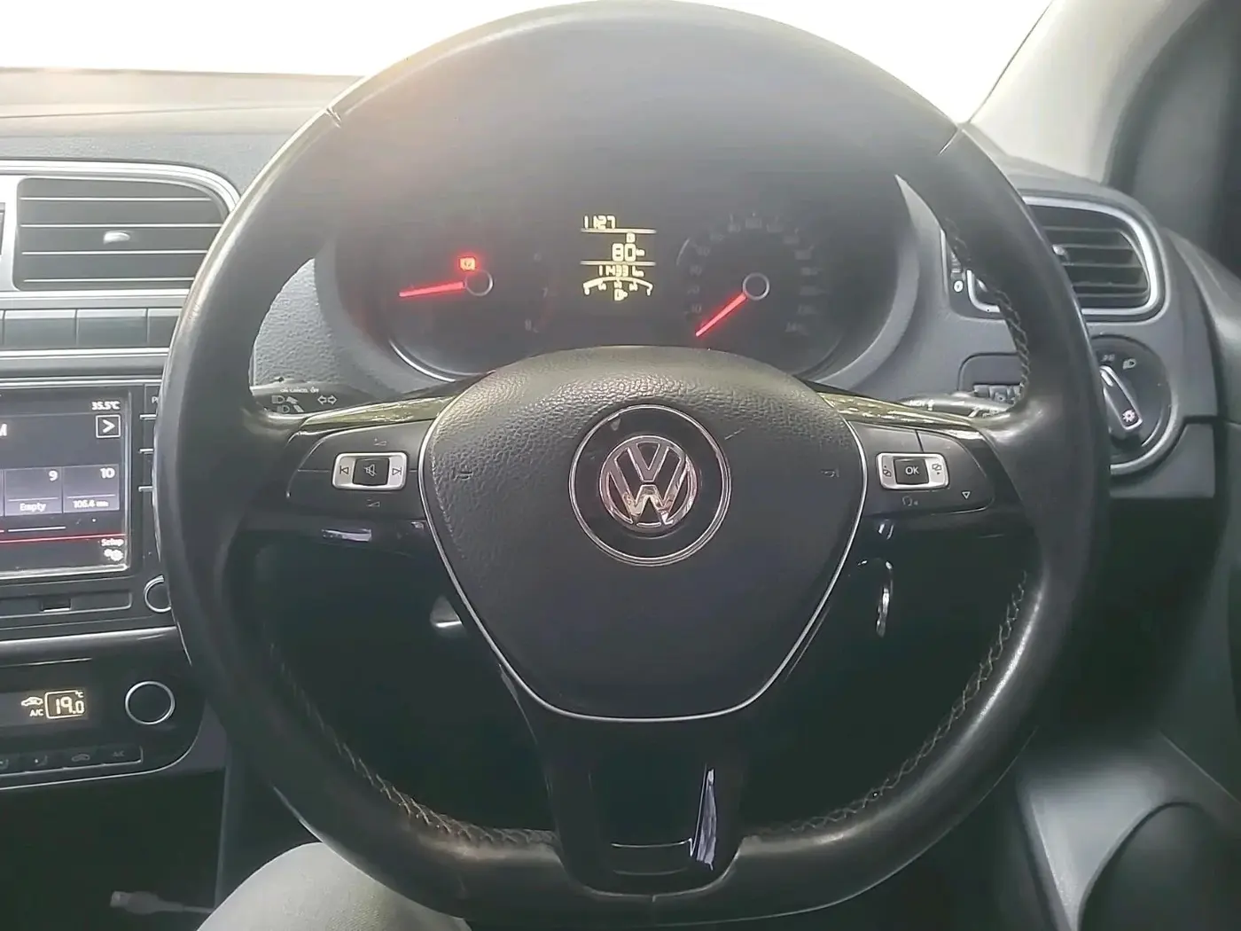 2018 Volkswagen Polo HIGHLINE PLUS 1.2(16 ALLOY, Petrol, Manual, 1,14,331 km, interior