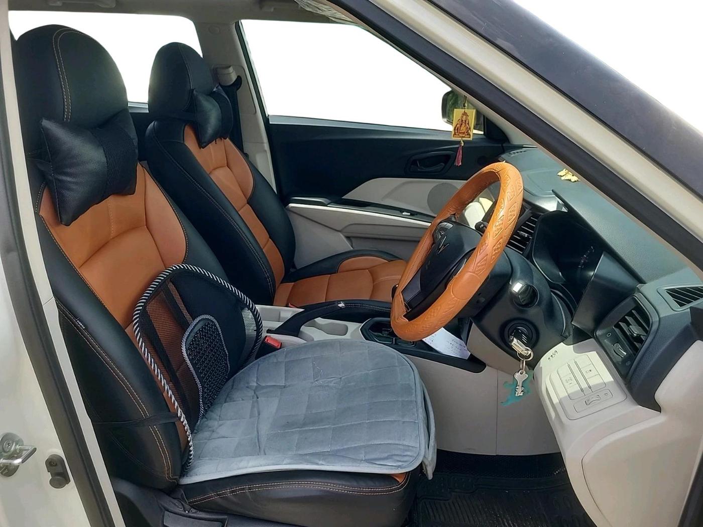 2023 Mahindra XUV300 W6 1.2 PETROL AMT, Petrol, Automatic, 13,782 km, interior