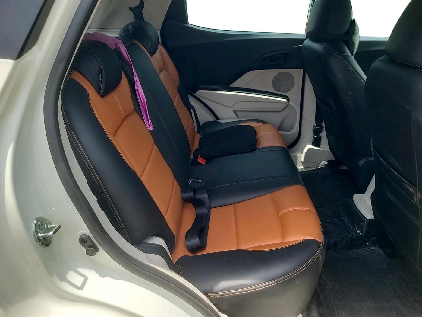 2023 Mahindra XUV300 W6 1.2 PETROL AMT, Petrol, Automatic, 13,782 km, interior
