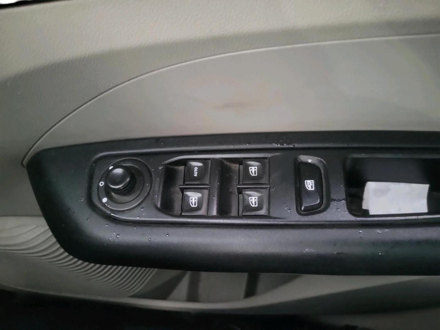 2022 Renault TRIBER RXZ AMT, Petrol, Automatic, 60,366 km, interior