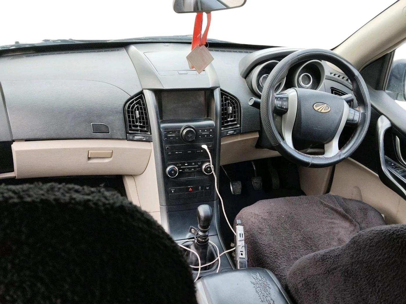2016 Mahindra XUV500 W6, Diesel, Manual, 1,80,564 km, interior