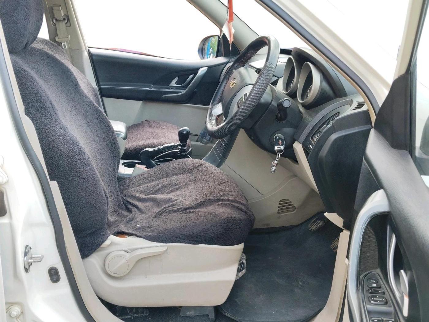 2016 Mahindra XUV500 W6, Diesel, Manual, 1,80,564 km, interior