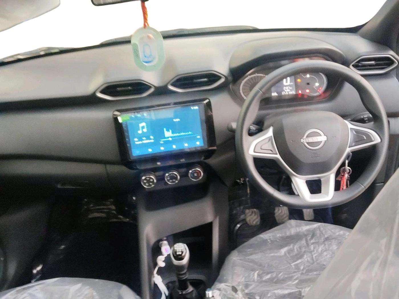 2025 Nissan MAGNITE Visia Plus B4D 1.0 Petrol MT, Petrol, Manual, 2,497 km, interior