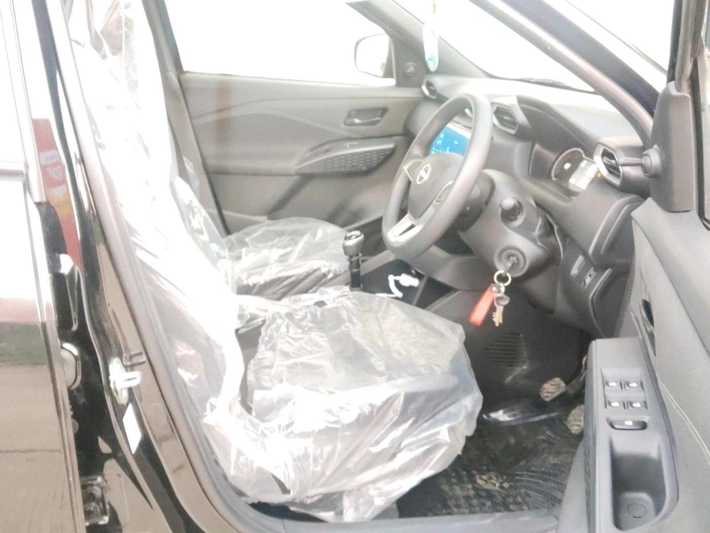 2025 Nissan MAGNITE Visia Plus B4D 1.0 Petrol MT, Petrol, Manual, 2,497 km, interior