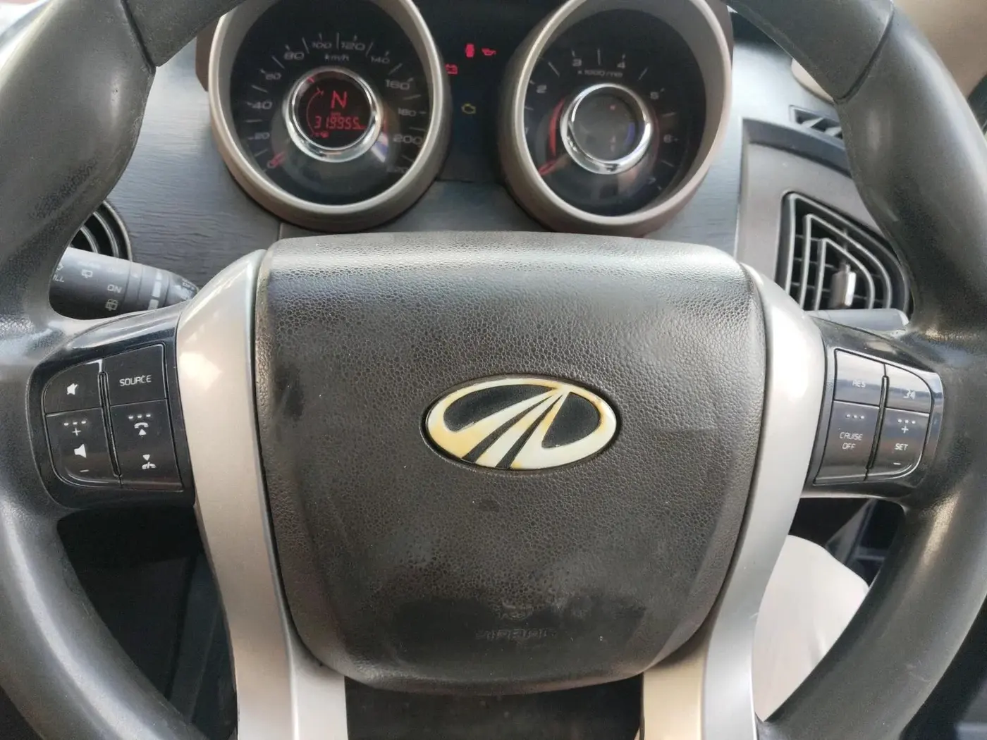 2012 Mahindra XUV500 W6, Diesel, Manual, 3,19,955 km, interior