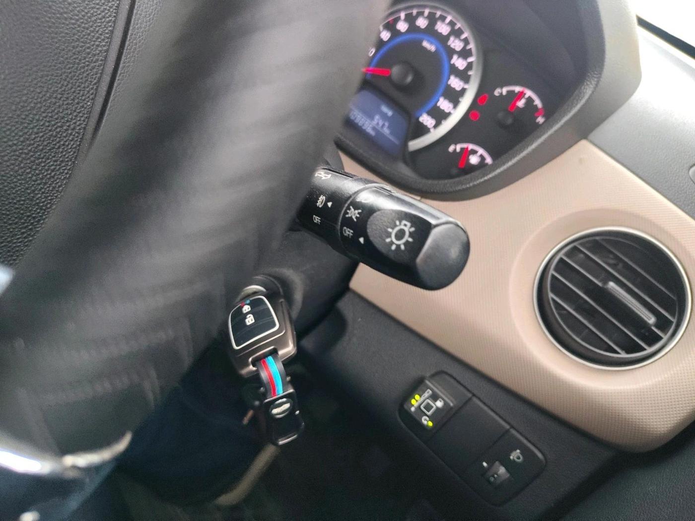 2017 Hyundai Grand i10 MAGNA 1.2 KAPPA VTVT, CNG, Manual, 1,09,896 km, interior
