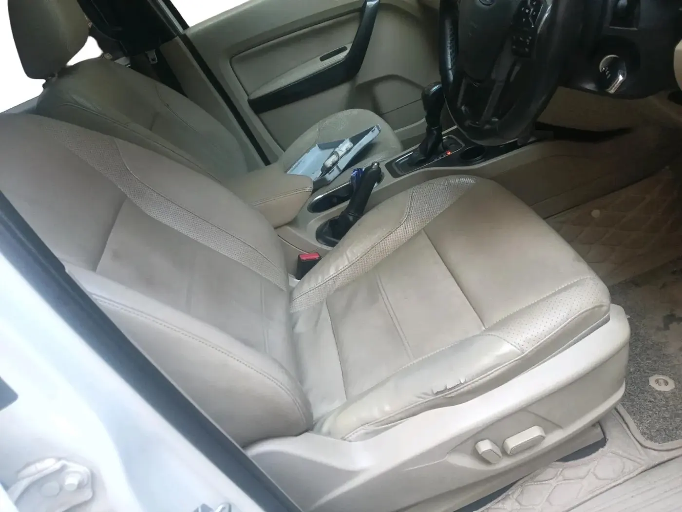 2018 Ford Endeavour TITANIUM 2.2 4X2 AT, Diesel, Automatic, 99,075 km, interior