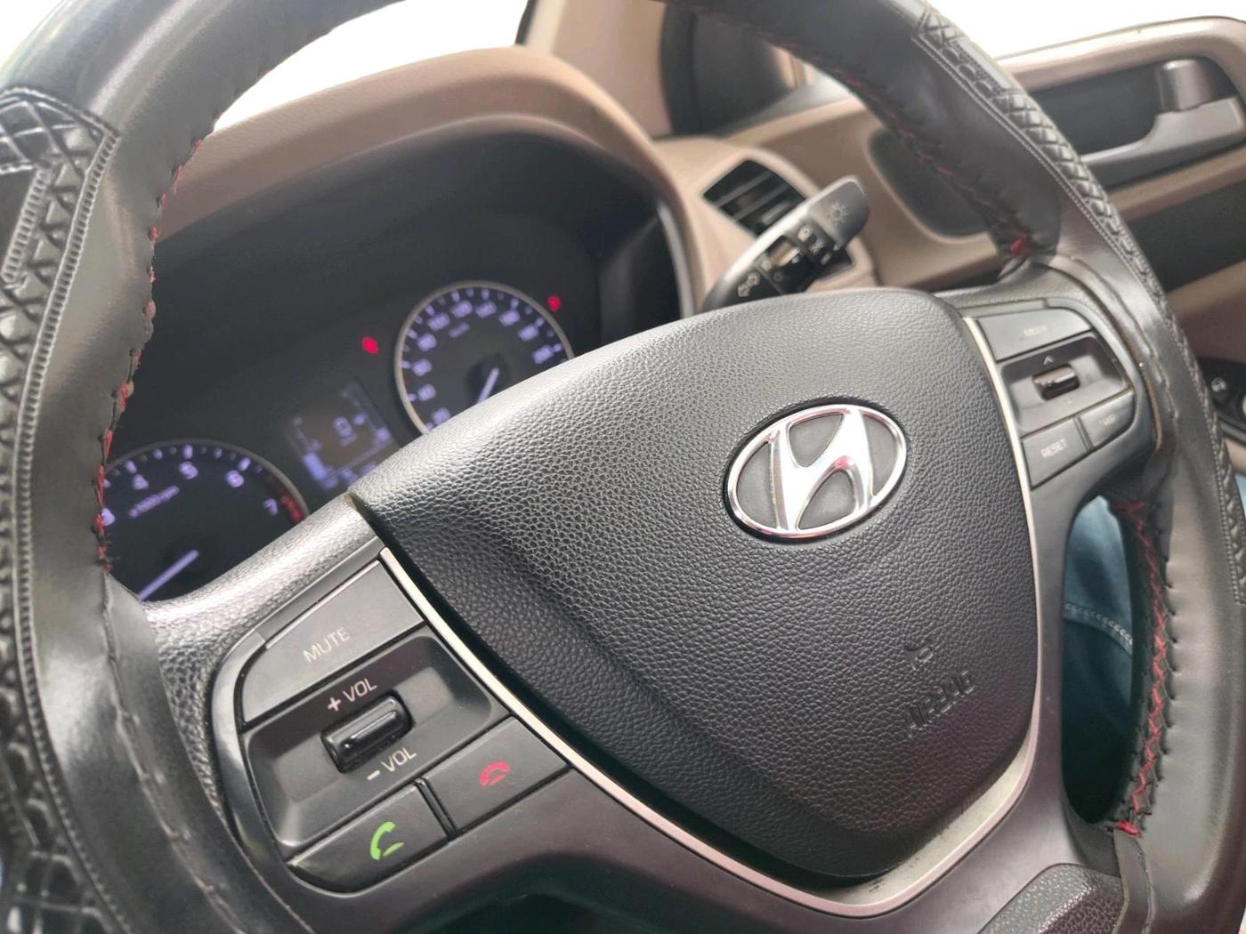 2016 Hyundai Elite i20 SPORTZ 1.2, CNG, Manual, 1,02,788 km, interior