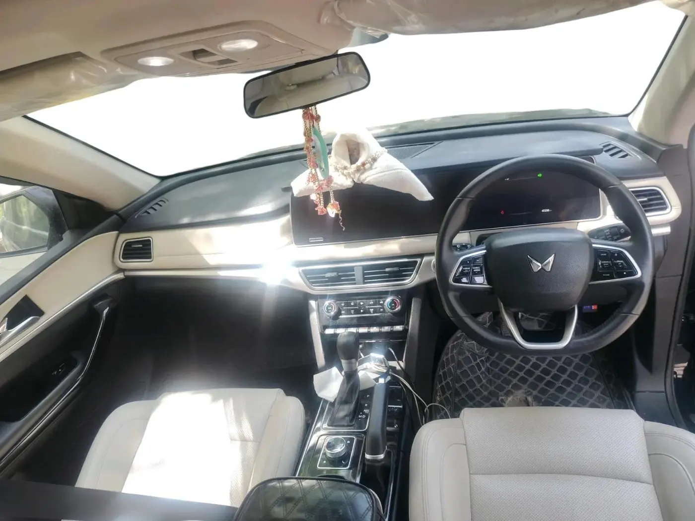2023 Mahindra XUV700 AX 7 D AT 7 STR, Diesel, Automatic, 47,238 km, interior