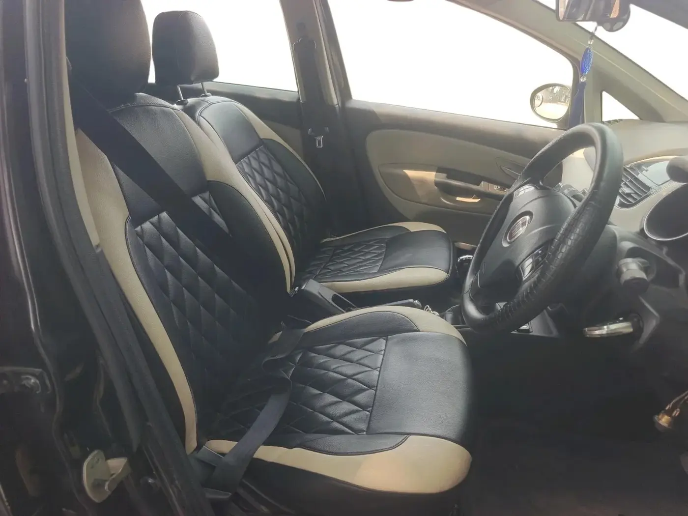 2015 Fiat Punto EVO EMOTION 1.3 MULTIJET, Diesel, Manual, 1,22,406 km, interior