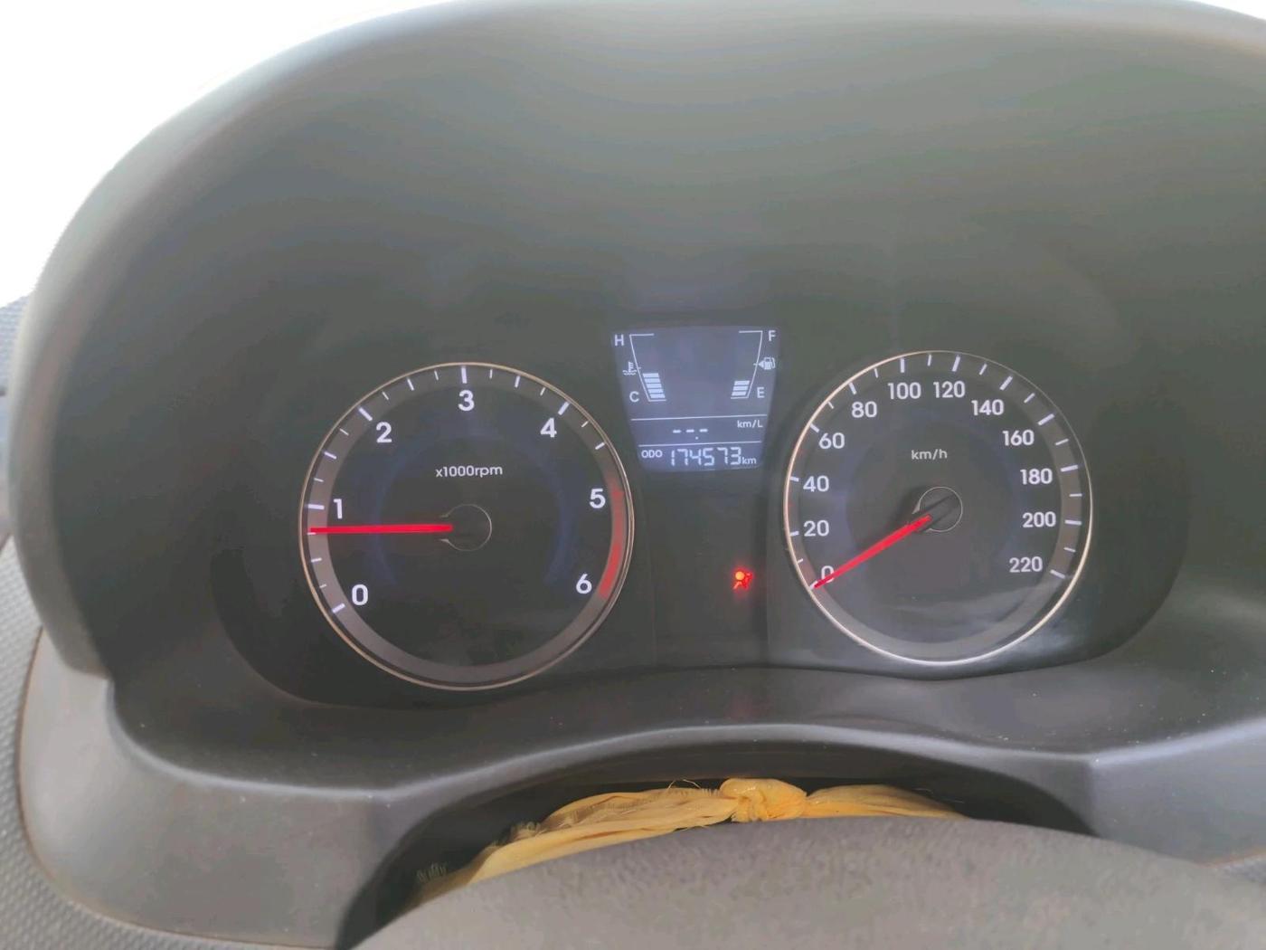 2011 Hyundai Verna FLUIDIC 1.6 CRDI, Diesel, Manual, 1,74,573 km, interior