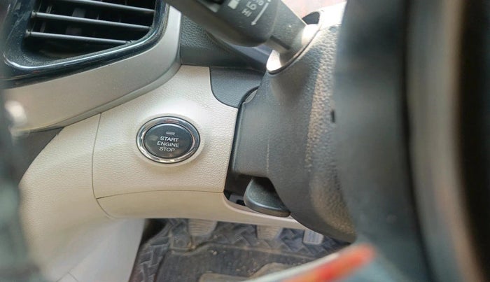 2021 Mahindra XUV300 W8 (O) 1.5 DIESEL, Diesel, Manual, 95,093 km, interior